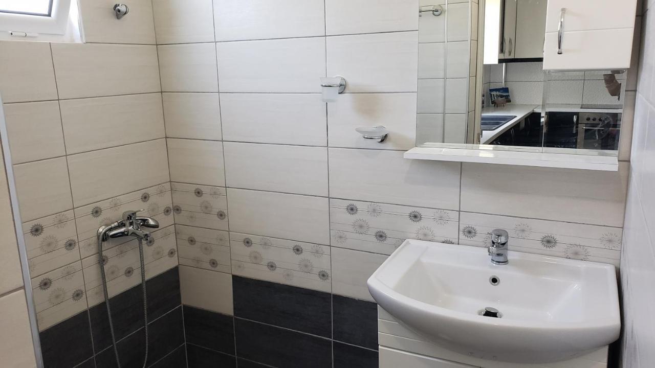 Guesthouse Shehu Ksamil Ngoại thất bức ảnh